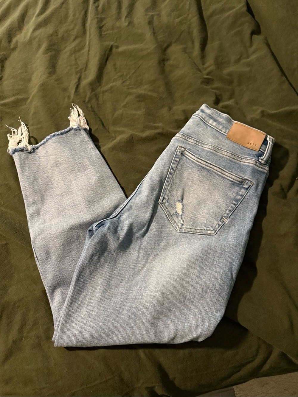 American Eagle AE77 Light Wash Mom Jeans 10 Short